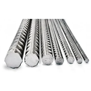 Barra de fierro estriado de 8 mm de diámetro y 6 metros de largo, acero A630 para refuerzo estructural en construcción.